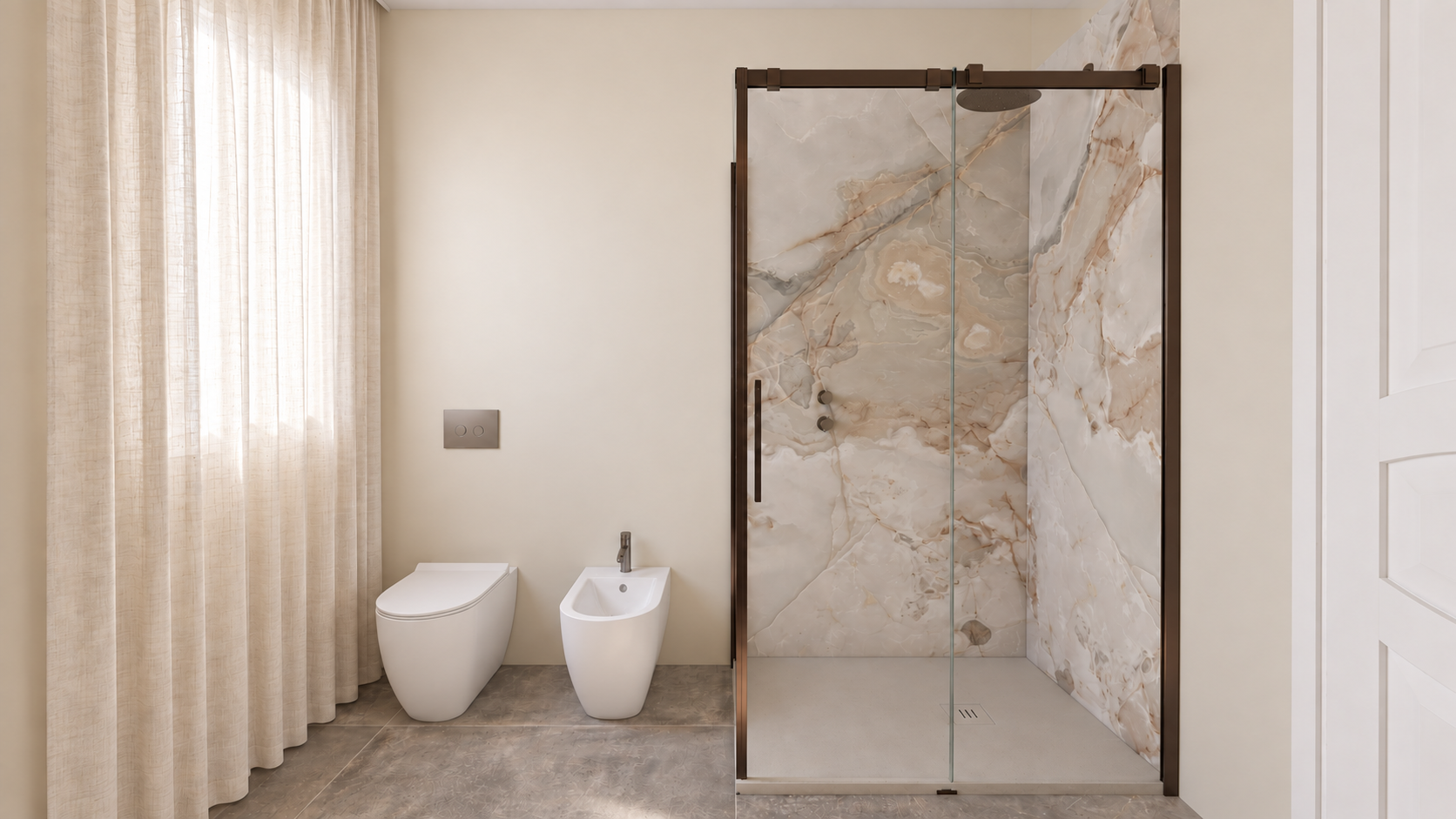 Bagno MS: doccia con rivestimento venato, sanitari e tenda chiara
